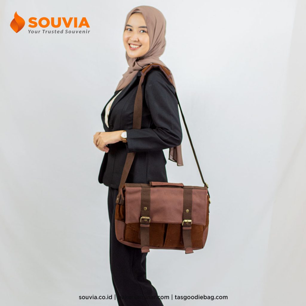 tas selempang kulit suede cocok dipakai wanita