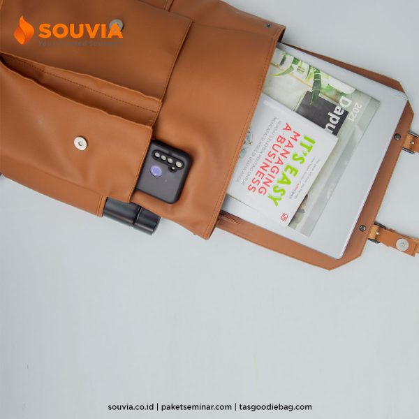tas backpack kulit sintetis berisi barang-barang penting untuk ke kantor