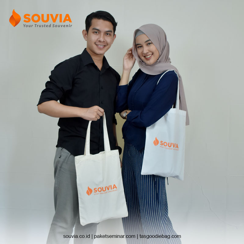 ilustrasi goodiebag blacu souvenir SOUVIA dipakai oleh model