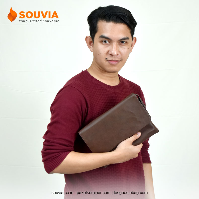 souvenir untuk acara seminar berupa pouch kulit