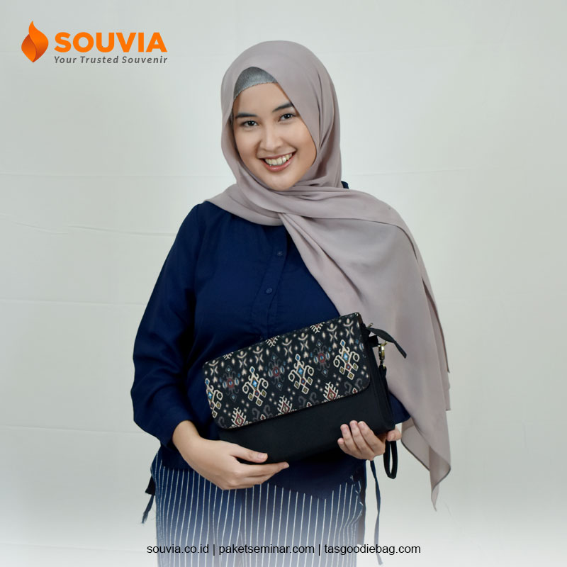 pouch bag motif batik untuk souvenir perusahaan unik