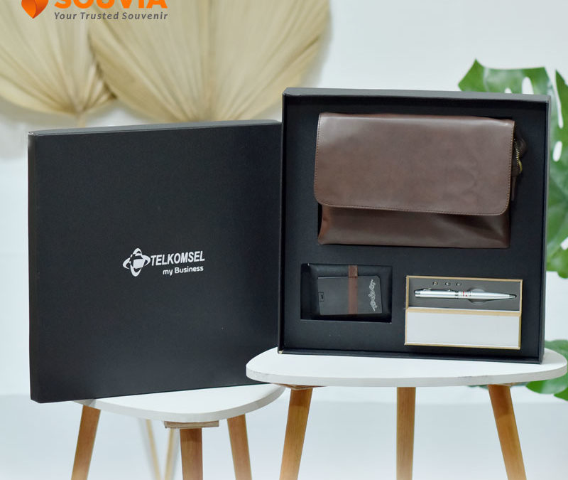 marketing gift dengan box berisi pouch, pulpen, dan flashdisk kartu