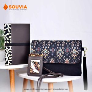 paket souvenir promosi unik pakai batik pada buku agenda, pouch wristlet bag, dan name tag
