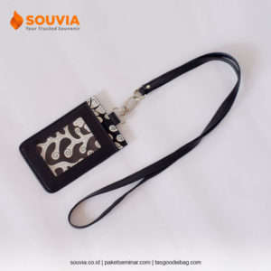 name tag batik dengan bahan kulit dilengkapi kalung untuk ID card holder