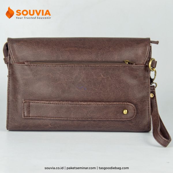 pouch dompet kulit sintetis tampak belakang dengan sanggahan tangan