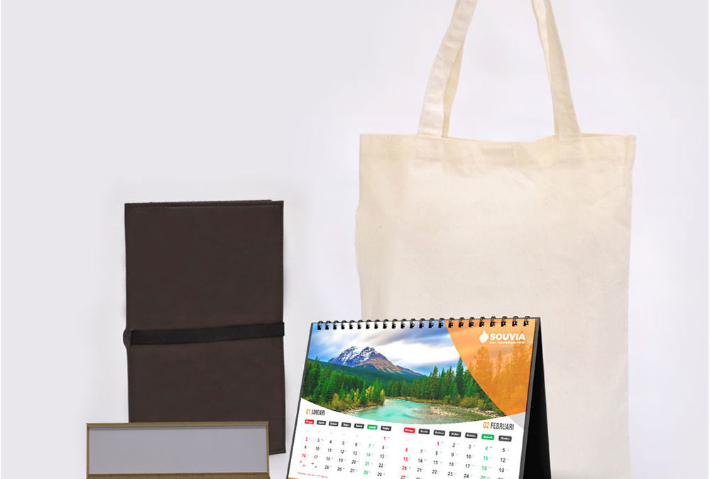 cetak paket kalender meja souvenir berisi kalender meja, buku agenda, pulpen, dan goodiebag