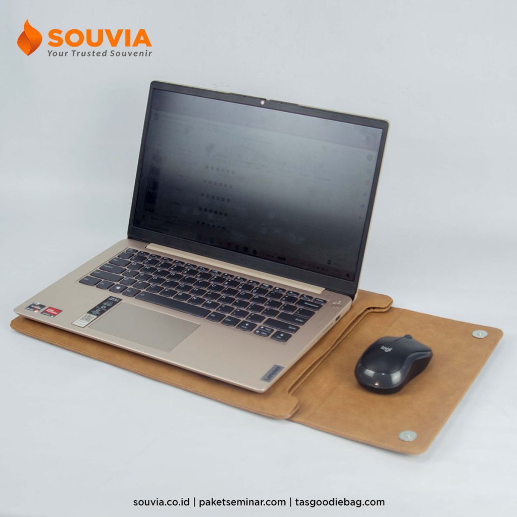Sarung laptop multifungsi yang dapat dipakai sebagai tatakan mouse
