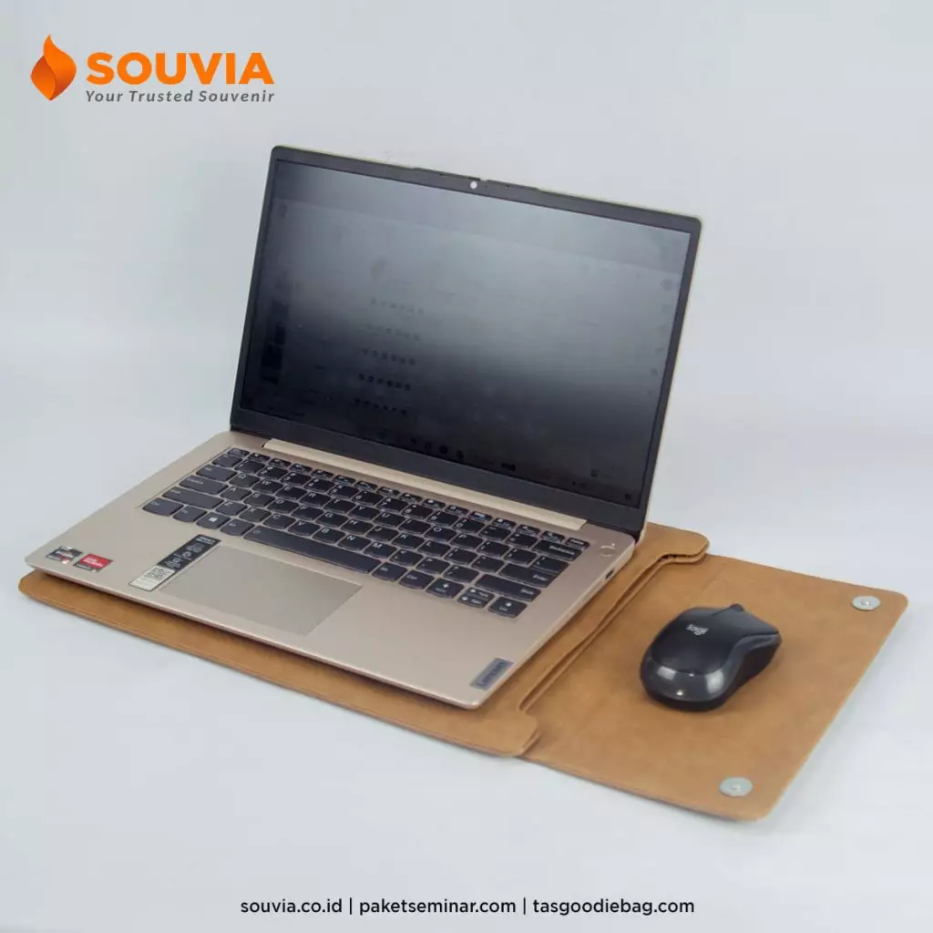 Sarung laptop multifungsi yang dapat dipakai sebagai tatakan mouse