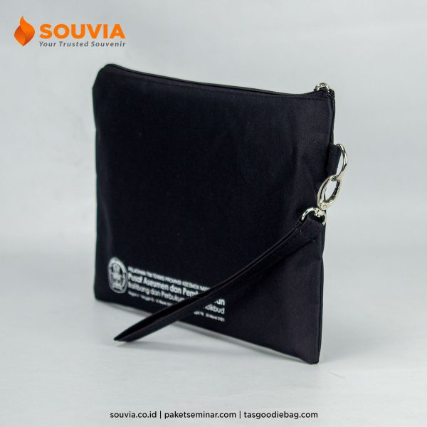 pouch bag d300 tampak samping dengan dilengkapi reseleting dan handle
