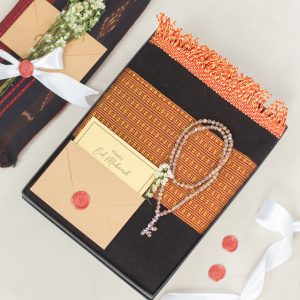 hampers lebaran berisi sajadah beraksen tenun NTT
