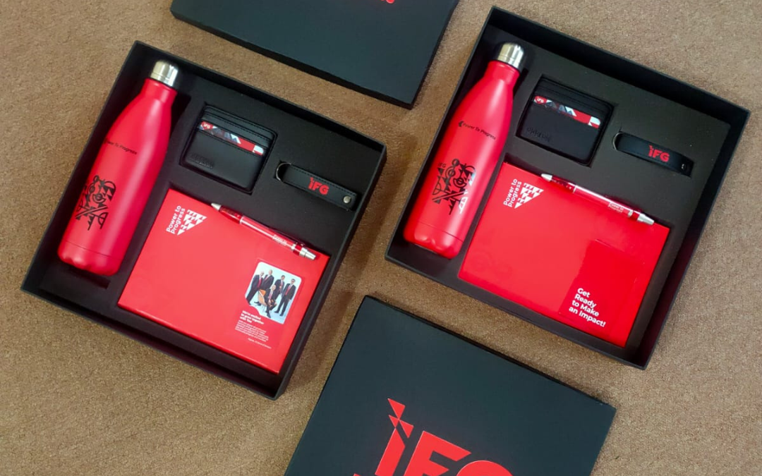 portofolio souvenir acara kantor IFG bernuansa merah dan dilengkapi gift box