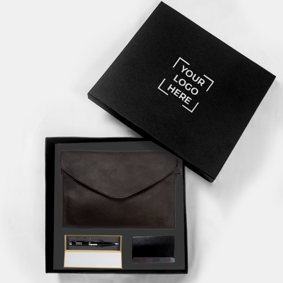 Gift set dalam kemasan box yang terdiri dari pouch, pulpen, dan card holder.