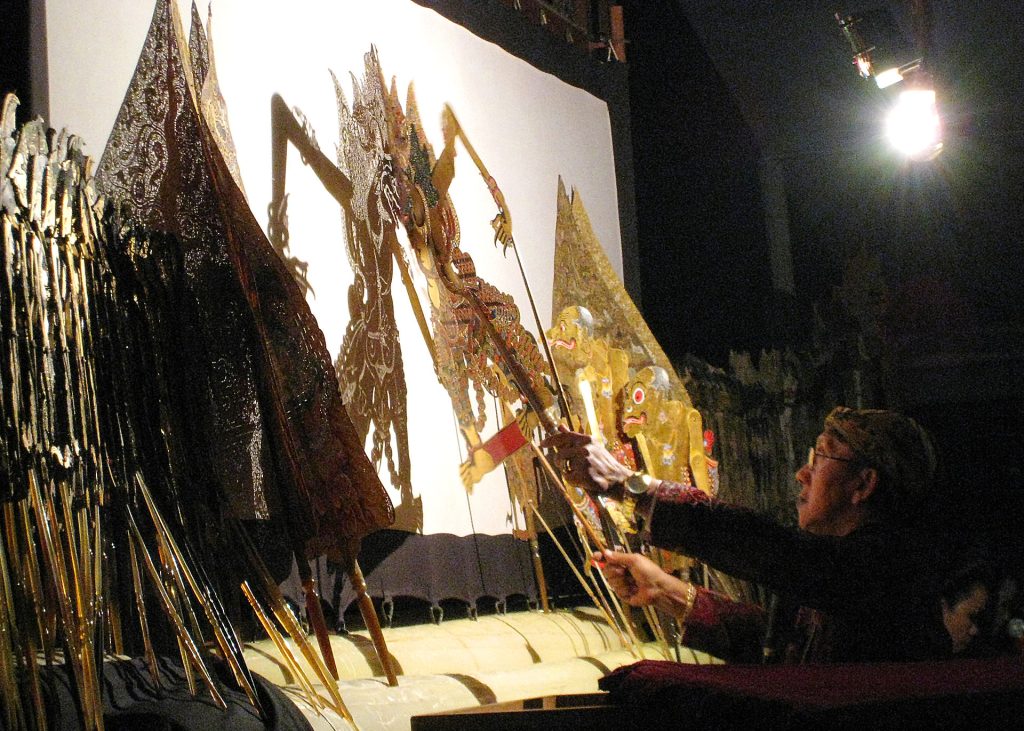 Pertunjukkan wayang kulit merupakan daya tarik pariwisata Indonesia