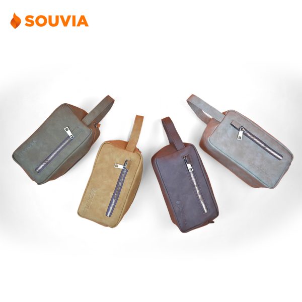 Pouch kulit sintetis Koji dengan 4 varian warna. Terdiri dari warna olive, camel, light grey, dan dark brown.