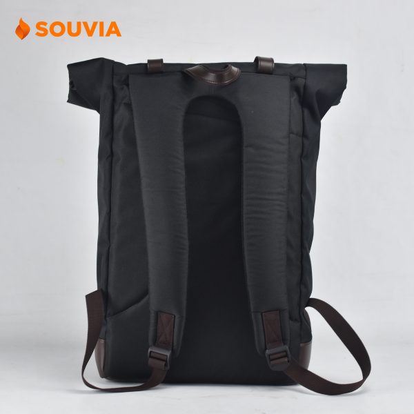 tampilan belakang tas backpack rolltop yang bisa digulung bagian atasnya