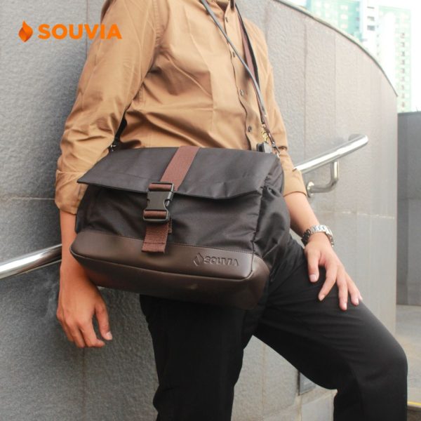 tas selempang ipad dengan model yang trendi membuat gaya ke kantor tetap keren
