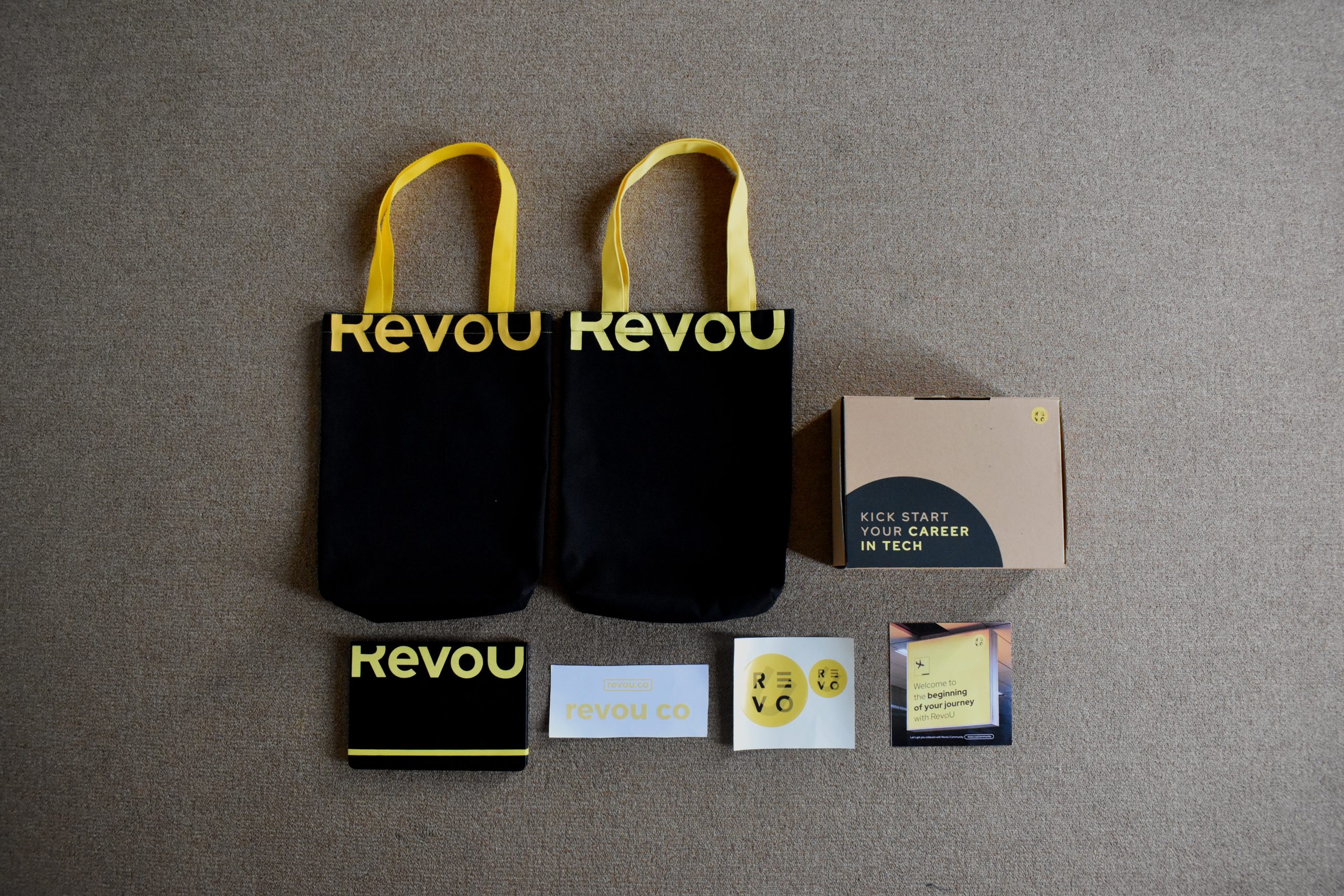 Portofolio welcoming student kit RevoU