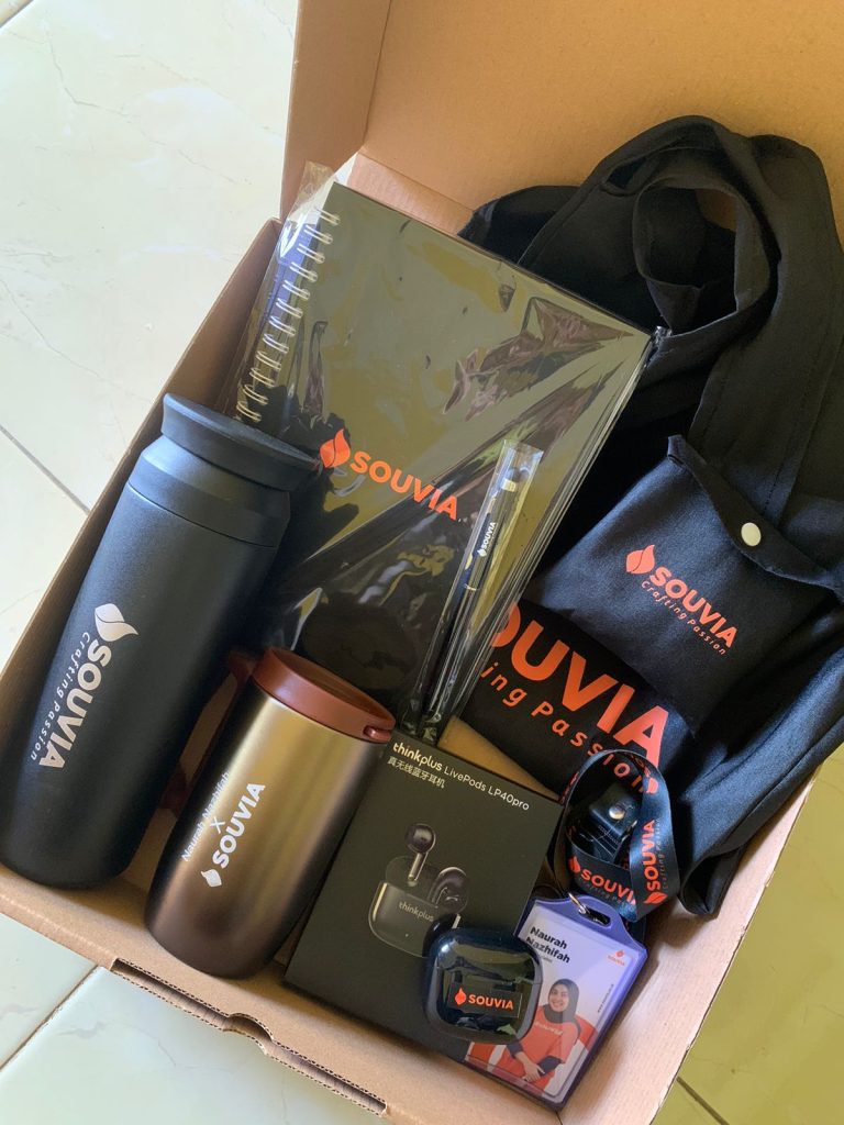 employee kit dari SOUVIA bisa menjadi ide souvenir promosi kantor