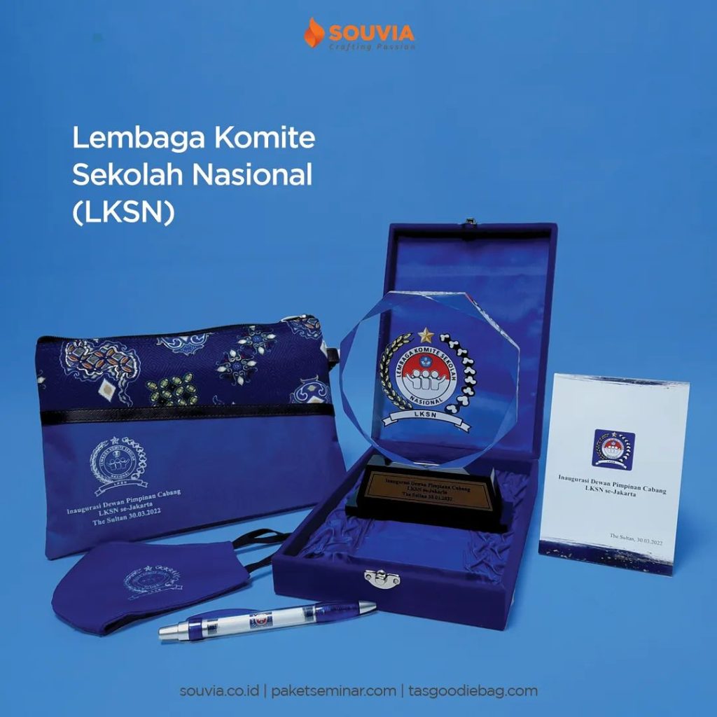 souvenir penyambutan dengan plakat dilengkapi notebook, pulpen, masker, dan pouch batik