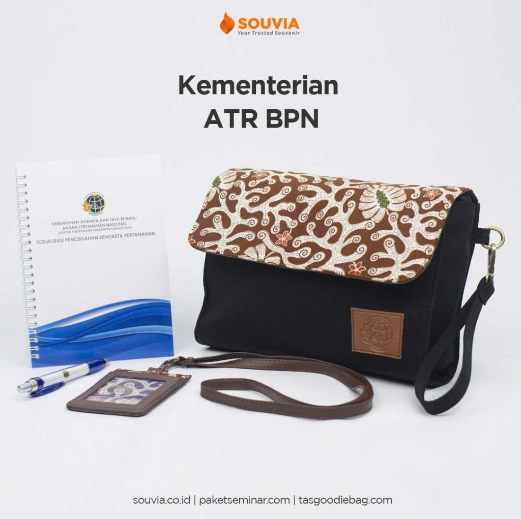 merchandise acara pemerintah yang dilengkapi pouch batik kantik, name tag kulit batik, notes dan pulpen plastik