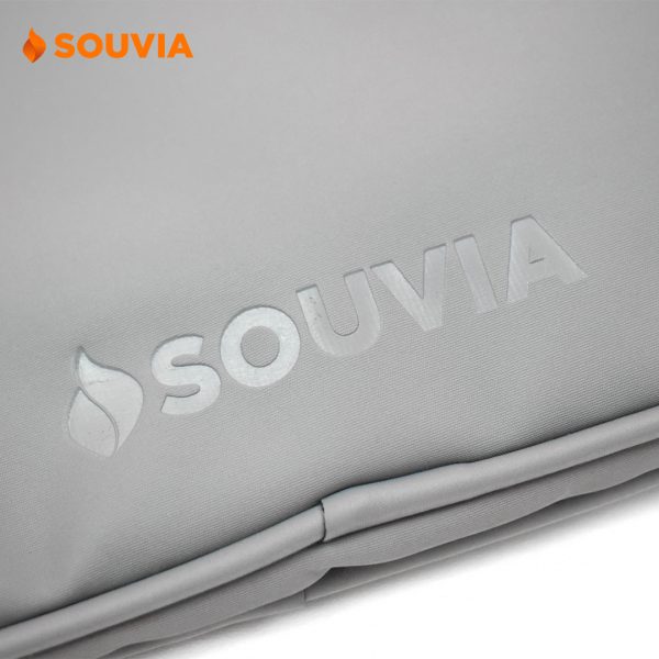 Detail branding dengan teknik emboss pada sleeve case laptop Dakota.
