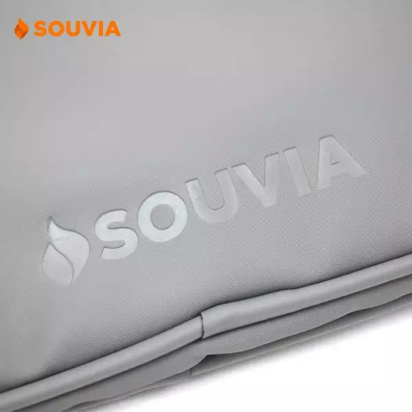 Detail branding dengan teknik emboss pada sleeve case laptop Dakota.