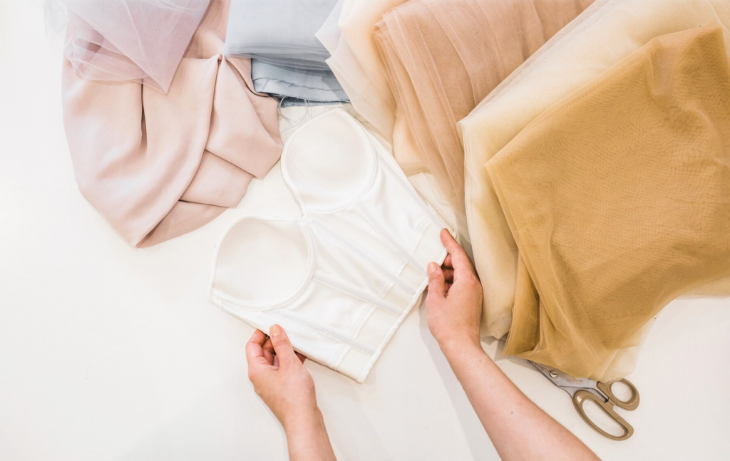bahan-bahan yang dibutuhkan untuk konveksi pakaian memproduksi gaun