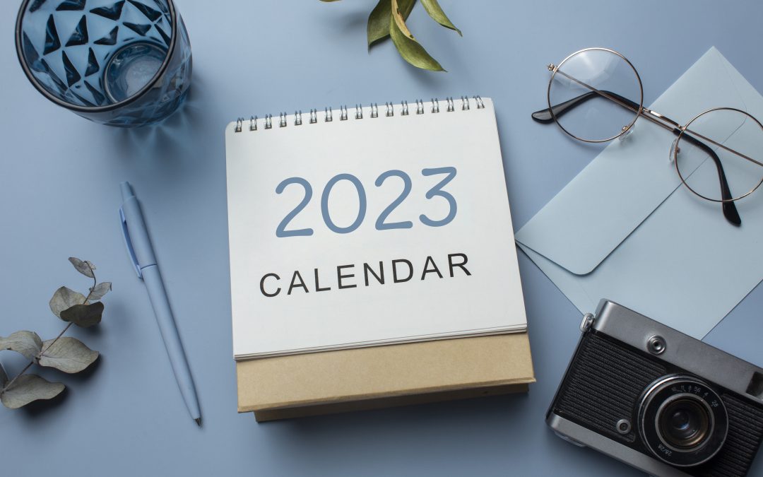 gambar kalender meja 2023 dengan jilid spiral sebagai salah satu finishing dalam cara cetak kalender dinding dan meja