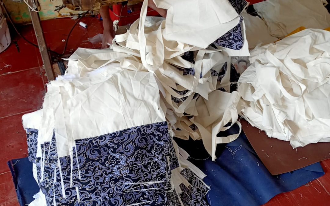 Konveksi tas goodie bag memproduksi tas balcu dengan aksen batik dalam jumlah banyak