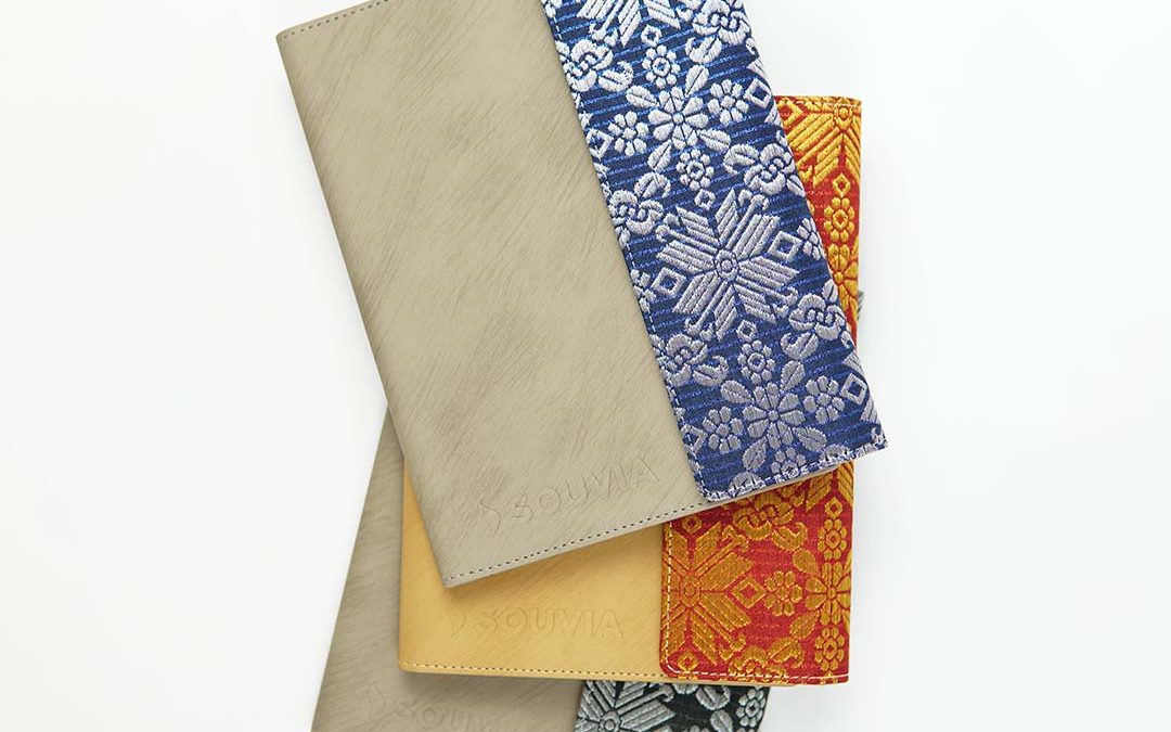 Varian warna untuk Diana Nic buku agenda tenun. Tersedia warna vavy, camel, dan hitam.