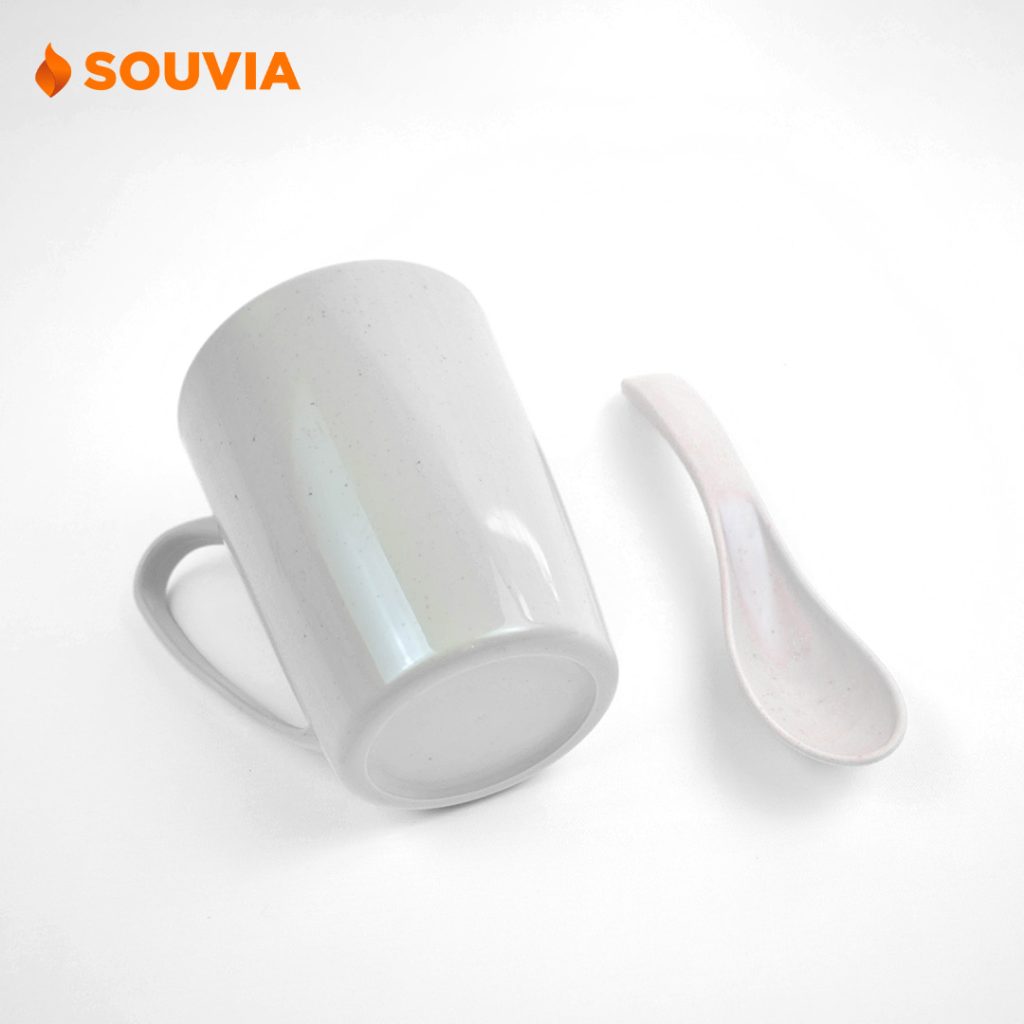Detail alas dari Sippy mug plastik warna putih. 