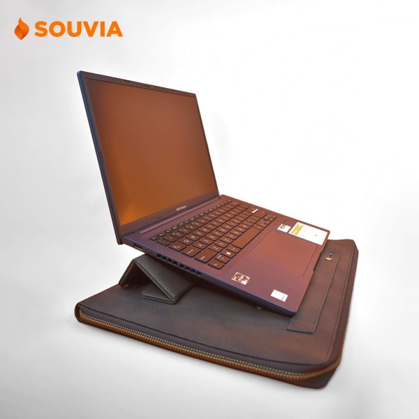 Ilustrasi saat Backflip laptop stand case digunakan dengan laptop untuk bekerja