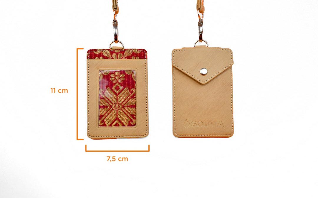 ID card holder batik nata nic dengan ukuran 11 x 7.5 cm yang terbuat dari perpaduan kain tenun dan kulit sintesis.