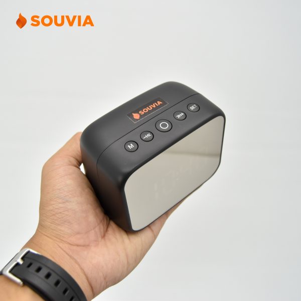 Perbandingan ukuran antara Robot speaker portable dengan tangan.