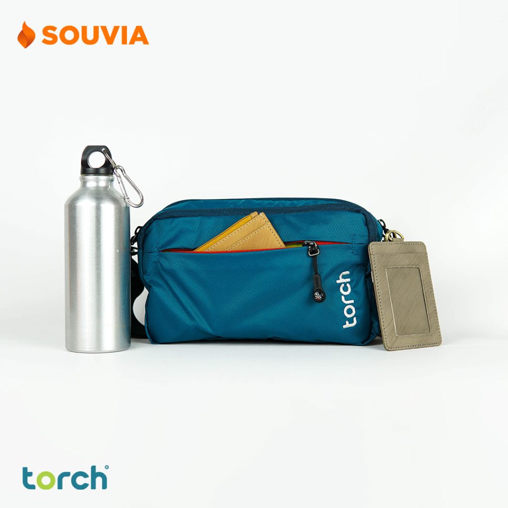 detail isi paket Barita SOUVIA x Torch berisi tas torch kashiba, tumbler sport, card holder barry, dan name tag meta