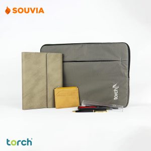 detail isi paket Sana SOUVIA x Torch berisi tas laptop torch sansu agenda diana, card holder barry, dan pulpen besi neil