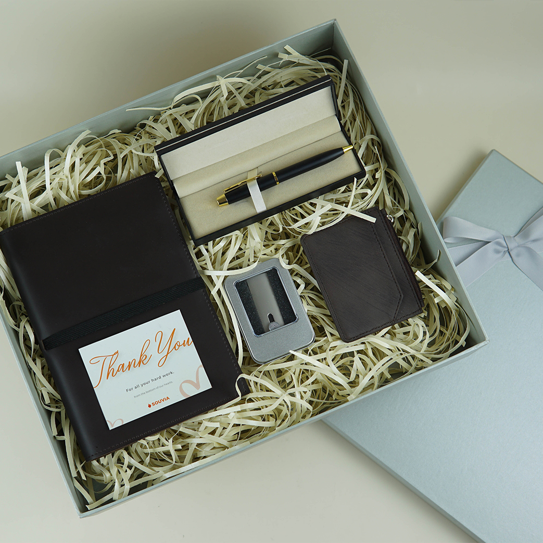 Ingenious giftset sebagai business kit untuk Manager. Terdiri dari agenda Moleskin, pulpen Arrow, card holder Barry, dan gantungan kunci Stainlit.