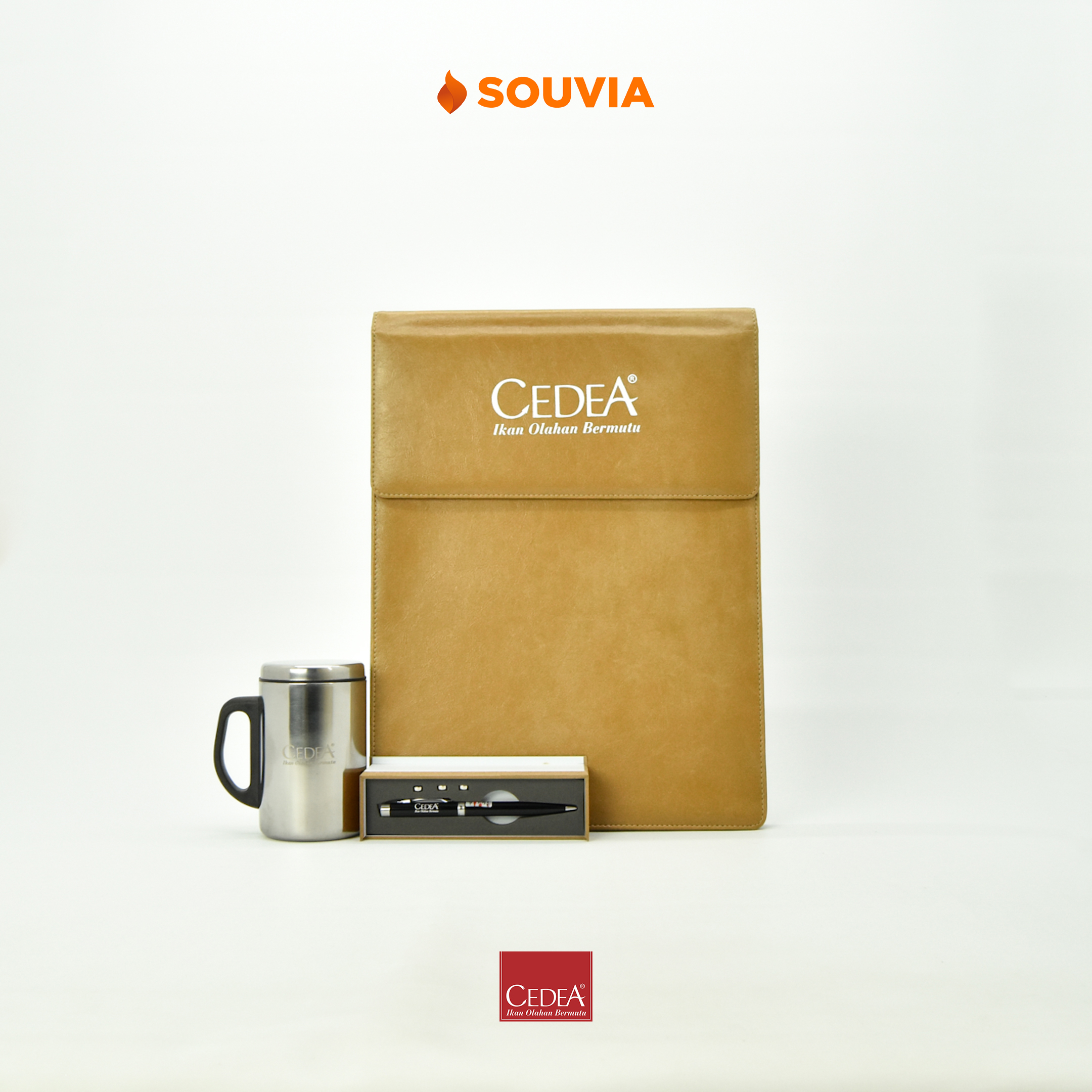 Produk SOUVIA yang dipesan oleh CEDEA. Terdiri dari laptop sleeve Thine, pulpen Parker, dan mug Reliable.