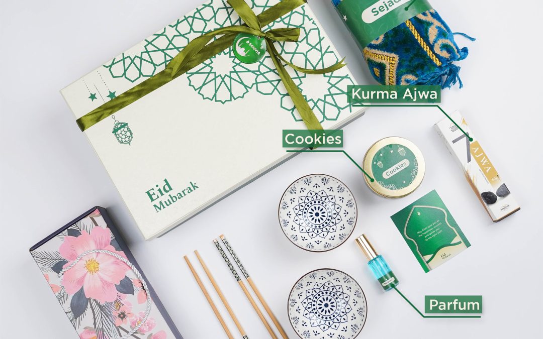 Detail produk dari Dzikra Ramadhan Gift. Terdiri dari kurma ajwa, cookies, kurma, sajadah travel, dan satu set mangkok.