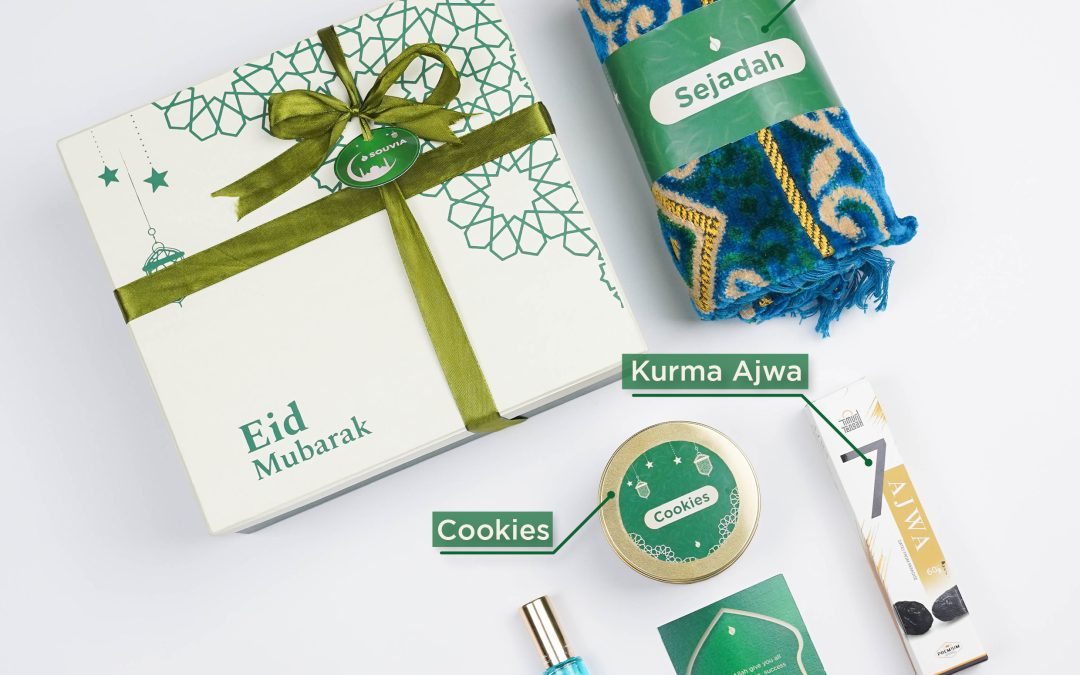 Detail produk dari Kamila Ramadhan Gift. Terdiri dari kurma ajwa, cookies, parfum, dan sajadah turkey.