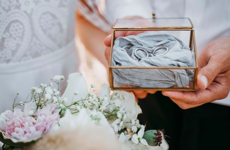 10 Hadiah Pernikahan Istimewa yang Tak Terlupakan untuk Merayakan Cinta Abadi