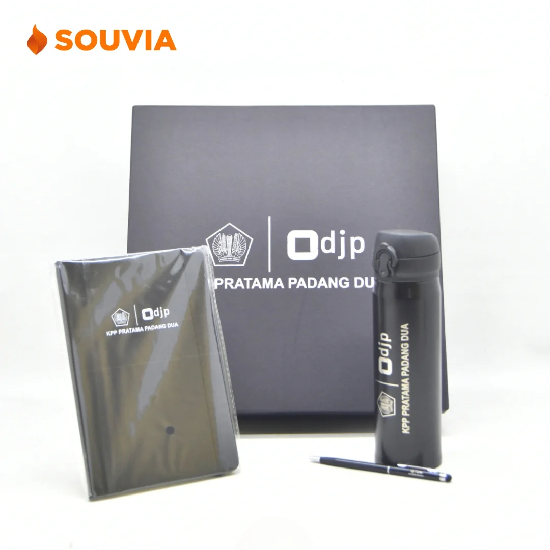 Ingenious giftset sebagai business kit untuk Manager. Terdiri dari agenda Moleskin, pulpen Arrow, card holder Barry, dan gantungan kunci Stainlit.